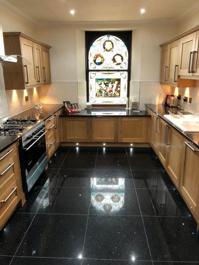 Beautiful 4-Bed Villa In غلاسغو المظهر الخارجي الصورة