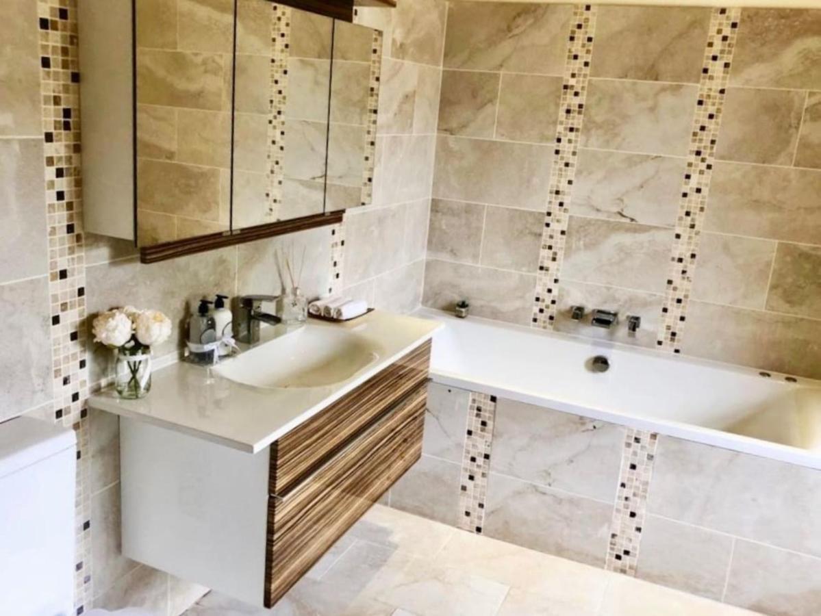 Beautiful 4-Bed Villa In غلاسغو المظهر الخارجي الصورة